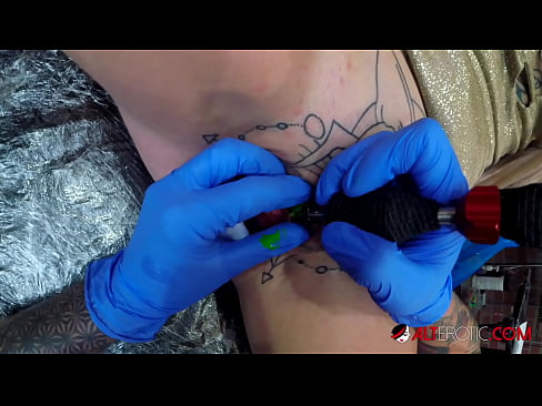 ❤️ Fìor tattooed hottie Sully Savage fhuair tattoo air a clitoris ❌ Bhidio fucking leinn ❌❤