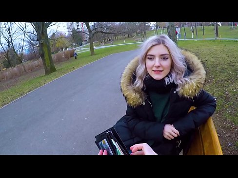 ❤️ Swallows hot cum coigreach airson airgead - blowjob anns a 'phàirc le Eva Elfie ❌ Bhidio fucking leinn ❌❤